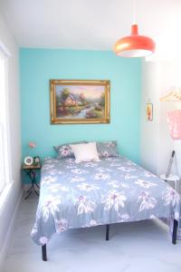 迈阿密Cozy Aqua Private Suite with Parking - 3G的一间卧室配有一张蓝色墙壁的床