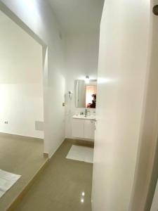 圣安蒂奥科Le Fresie B&B的白色的浴室设有水槽和镜子