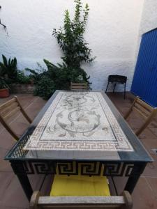 埃尔瓦solaz del ambroz-Hervas的天井顶部一张带地毯的桌子
