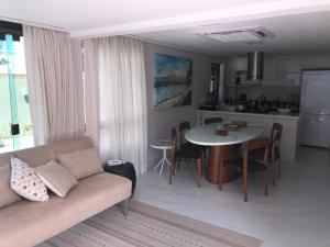 嘎林海斯港Muro Alto Residence的客厅配有沙发和桌子