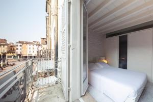 曼托瓦Scaravelli Residenza的阳台卧室(带一张床)