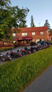 锡林耶尔维Hotelli Sandels的停在大楼前的一排摩托车