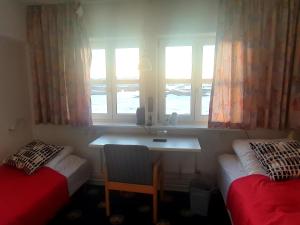 库鲁苏克库鲁苏克酒店的客房设有两张床、一张书桌和窗户。