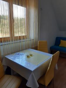 格拉博瓦茨House Matijević Šimić旅馆的配有一张桌子、两把椅子和一张床的房间