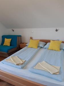 格拉博瓦茨House Matijević Šimić旅馆的两张带黄色和蓝色枕头的床