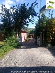 São Joaquim do MontePousada Aba da Serra的通往树屋的道路
