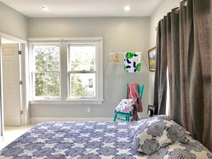 迈阿密Sunny and Charming Suite next to MIA - 5G的一间卧室设有一张床和两个窗户。