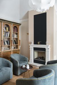 拉奎拉Dimora Fortebraccio的客厅配有蓝色椅子和壁炉