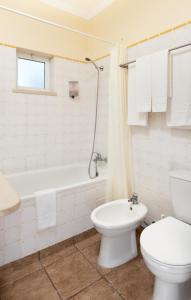 圣安德烈莱茨利亚山乡村酒店的白色的浴室设有卫生间、浴缸和水槽。