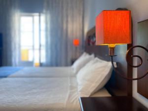 圣安德烈莱茨利亚山乡村酒店的一间卧室配有一张带台灯的床铺,