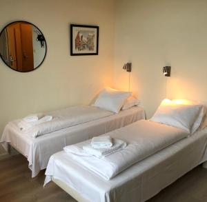 特罗姆瑟阿美酒店的两张位于墙上镜子的床铺