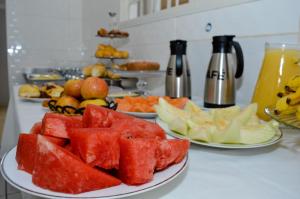 里奥韦尔迪Hostel Prime的一张桌子,上面放两盘西瓜和其他水果