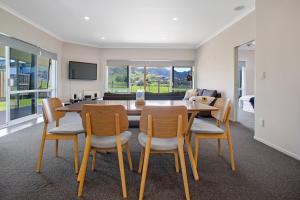 怀希比奇Sky Blue Retreat - Waihi Beach Holiday Home的一间带桌椅的用餐室