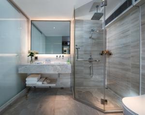 深圳深圳圣淘沙酒店公寓桃园店的带淋浴和盥洗盆的浴室