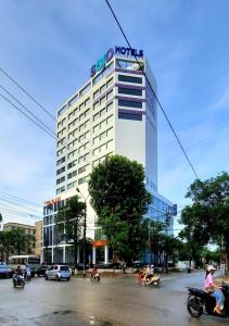 Bắc GiangSOJO Hotel Bac Giang的建筑顶部有标志的酒店