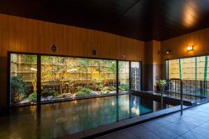 津山市Hotel Route-Inn Tsuyama Ekimae的一座带花园的建筑中的游泳池