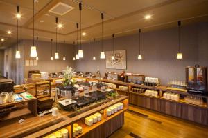 津山市Hotel Route-Inn Tsuyama Ekimae的一间展示食物的柜台餐厅