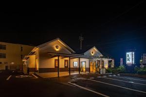 津山市Hotel Route-Inn Tsuyama Ekimae的教堂前方的十字架
