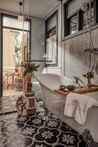 曼谷The Knight House Bangkok的一间带浴缸的浴室