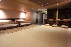 千叶Chiba sta 1min J hotel 2020 Open的一间卧室配有两张床和一张桌子及椅子