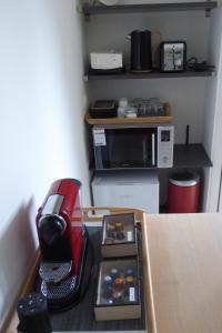 SwalmenDe Eppenbeek的厨房配有咖啡机和微波炉