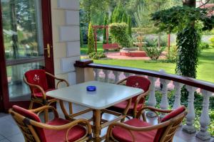 帕利克维拉米洛德盖尔尼度假酒店的花园景阳台配有桌椅