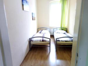 GeyerFerienwohnung Erzgebirge的带窗户的客房内的两张床