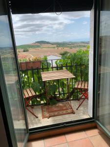 SansolEl Olivo de Sansol的从窗口可欣赏到桌椅的景色
