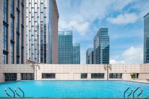珠海珠海横琴乾元酒店的一座位于高楼城市的游泳池