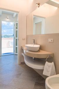 马达莱纳Controvento的一间带水槽和镜子的浴室