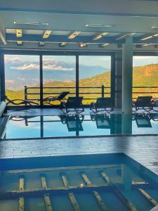莱什顿莱申腾酒店的一个带椅子的游泳池,享有山景