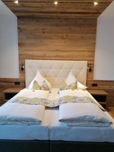 滨湖采尔Pension Claudia Zell am See的一张带枕头的大型白色床