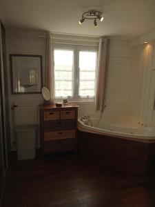 Bernières-sur-MerGîte de Eric et Rose的带浴缸、水槽和镜子的浴室