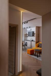 诺维萨德Republic Square Apartment - with garage的客厅配有黄色的沙发和桌子
