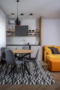 诺维萨德Republic Square Apartment - with garage的厨房以及带桌椅的用餐室。