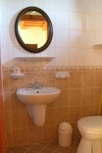 Nagyrákos法鲁泽里温加兹邦波塔旅馆的一间带水槽、镜子和卫生间的浴室
