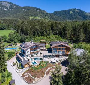 修希Hotel Waldrast Dolomites的享有度假胜地的空中景致,以山脉为背景