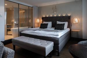 赫尔辛基Lapland Hotels Bulevardi的一间卧室设有一张大床和一个浴缸