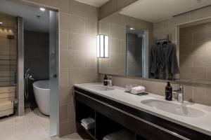 赫尔辛基Lapland Hotels Bulevardi的浴室设有2个水槽和镜子