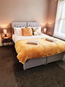 邓迪Royal Victoria House的一间卧室配有一张大床和两个枕头
