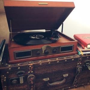克卢日-纳波卡Vintage touch apartment的两个手提箱上的一个录音机