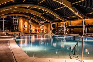 圣马丁娜穆里Hotel Terme Sveti Martin的一座带室内游泳池的大楼内的大型游泳池
