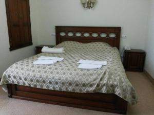雅尔塔Hotel Imperial 2011的一间卧室配有一张床,上面有两条毛巾