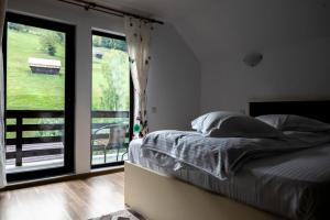 米奥修德萨斯Casa Dora的一间卧室设有一张床和一个大窗户