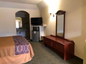 PorterPorter Executive Inn & Suites的酒店客房设有一张床和一面大镜子
