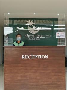 沙美岛Green Bay Samed Resort - SHA Extra Plus Certified的一名戴面具的男子在前台后身