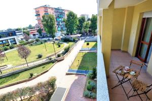 奇尼塞洛巴尔萨莫HQ Aparthotel Milano Inn - Smart Suites的享有公园景色的建筑阳台