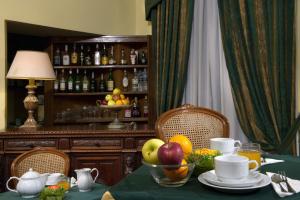 那不勒斯齐亚贾魅力酒店的上面有一碗水果的桌子