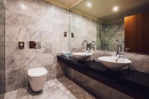 戈尔韦维多利亚酒店的一间带两个盥洗盆和卫生间的浴室