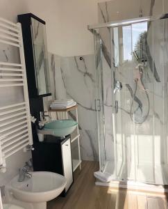 帕多瓦Civico21的一间带玻璃淋浴和水槽的浴室